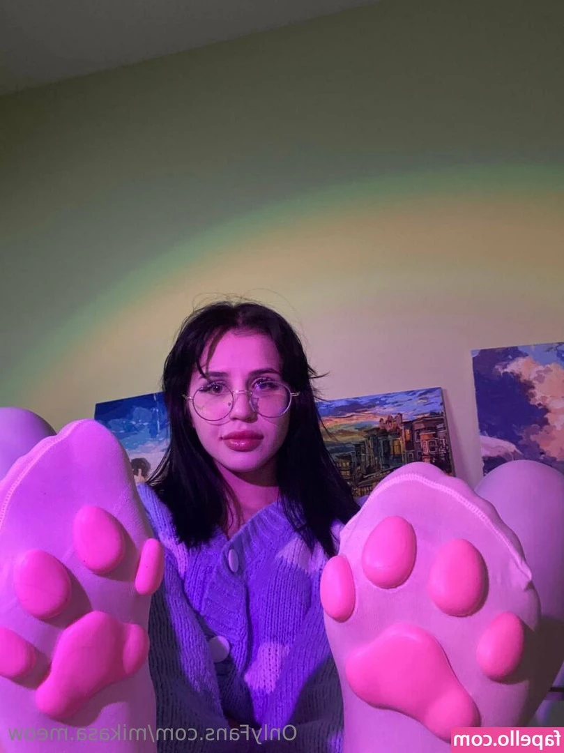 mikasa.meow [ mikasa-meow ] - fundul meu vrea să fie lovit  te oferi  my ass wants to be spanked 