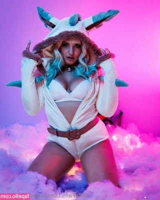 nunacosplayset - The kitty jumped out a little