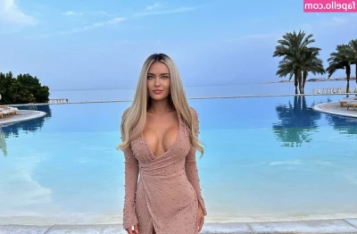 Megan Desaever [ megan-desaever ] - You’re out for a stroll and walk by in a mermaid goddess in