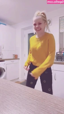 SmileyDani158 - A wild foot hoe appears!