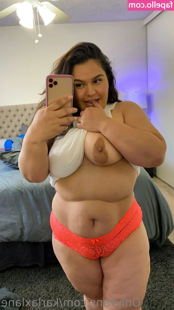 karlaxlane - llegas a tu casa y encontras a la empleada de limpieza así  que haces