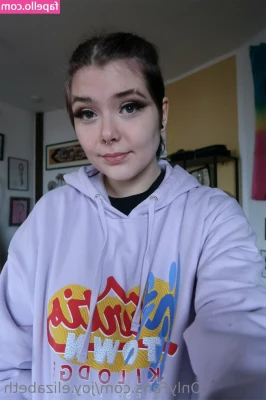 joy.elizabeth [ joy-elizabeth ] - I m craving some footjob   yummy