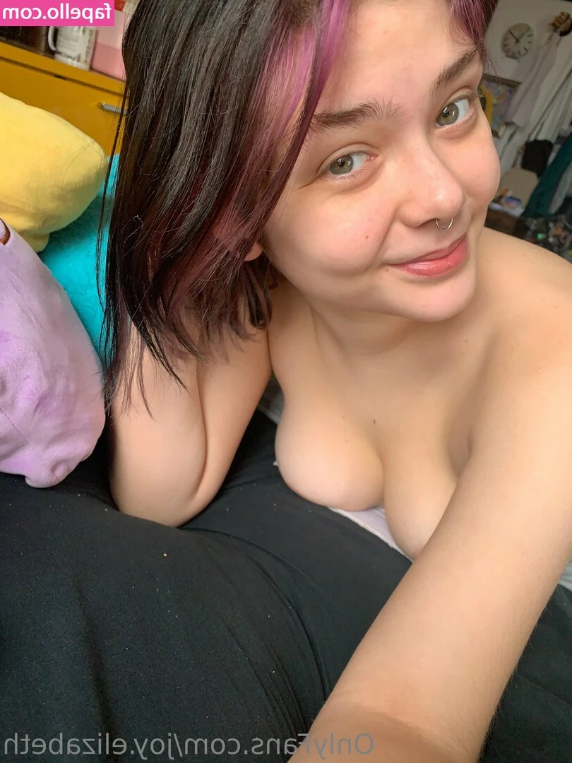 joy.elizabeth [ joy-elizabeth ] - These are hot 🥵 Sexy bush and heels