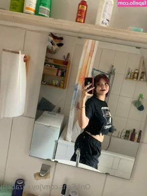 joy.elizabeth [ joy-elizabeth ] - What size dildo do you want to see go in my tight wet pussy     When