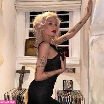 Halsey - Legs sore  Dick hard  Man life