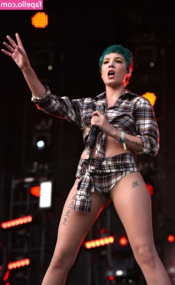 Halsey - My booty looking right in this out fit boys. WhAt u think