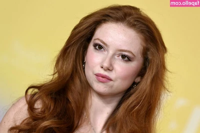 Francesca Capaldi [ francesca-capaldi ] - My tetotas are so big they can t even fit in my clothes