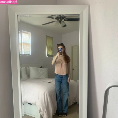 Francesca Capaldi [ francesca-capaldi ] - super bored & horny in my hotel ! let’s chat 😋