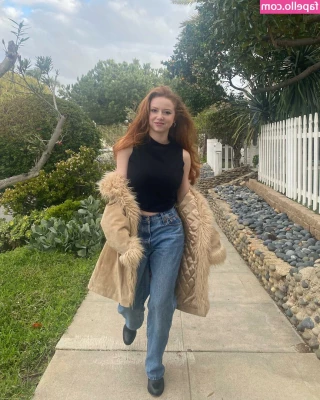 Francesca Capaldi [ francesca-capaldi ] - do you like my curves?
