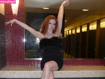 Francesca Capaldi [ francesca-capaldi ] - Moisturizing my feet
