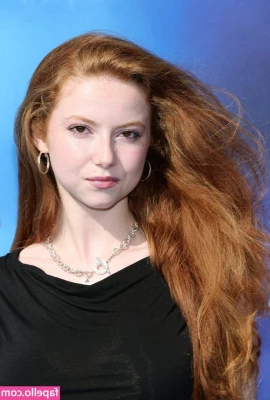 Francesca Capaldi [ francesca-capaldi ] - Stripping off in front of the Christmas tree with @darkfacephantom