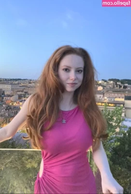 Francesca Capaldi [ francesca-capaldi ] - Kally enjoying Elisabeth's huge feet!