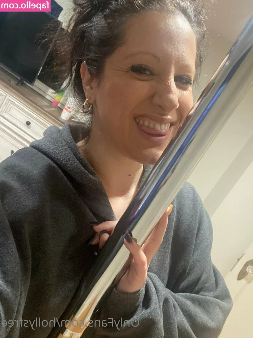 hollyfree - Fuck me Friday! Wanna cum over! 😈