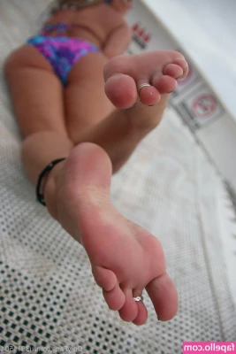 wonderfeetwoman - Freshly painted webbed toes