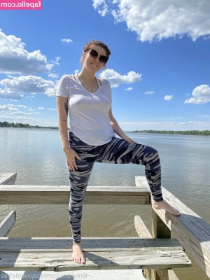 zoeyxwildefree - You bow because I have perfect feet  You bow because I am a Monarch