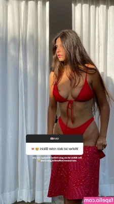 Josephine Joseph [ josephine-joseph ] - obsessed with underboob 😅😋