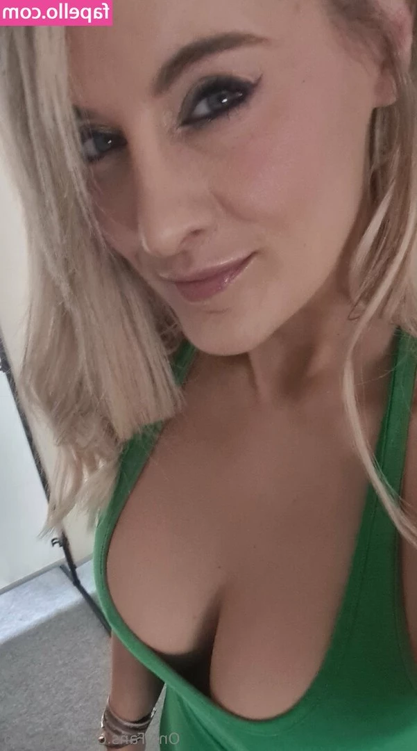 rosie_vip [ rosie-vip ] - Heard Y'all wanted some more booty angles from below me >:D
