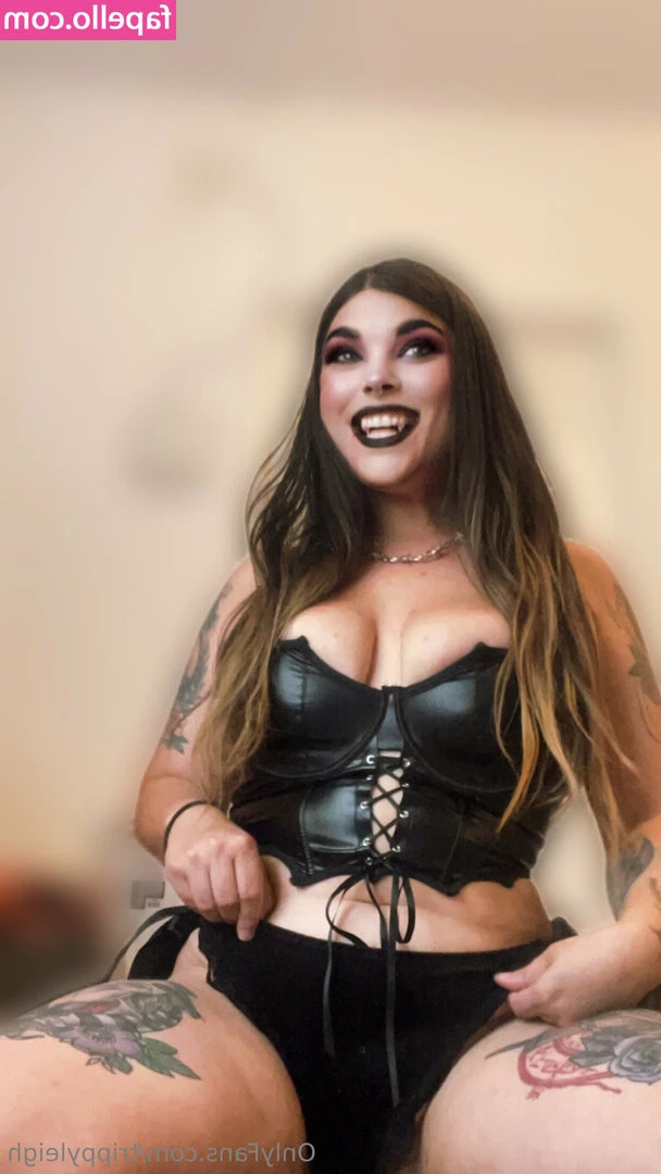 trippyleigh - Playing with my color lights:)