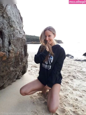 Allie Surfergirl121 [ allie-surfergirl121 ] - Watch her eat it
