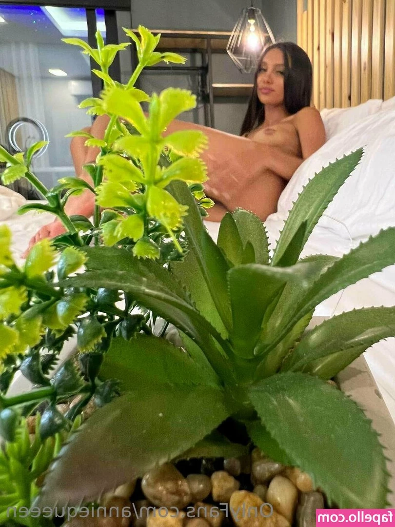 anniequeeen - Well I was trying to get online  I need some sexy yoga today  seems