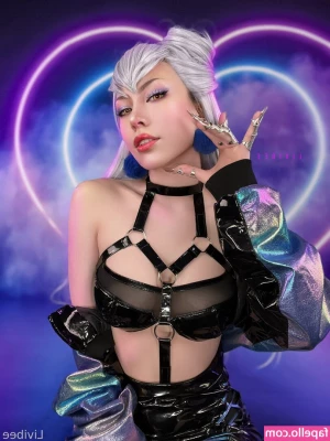 Livibee - who wants a chance to worship  amp  massage my feet first