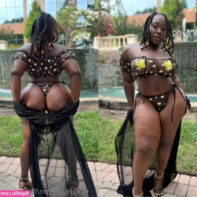 freethixen - Wanna smack that ass and then grab it as you deep throat this big