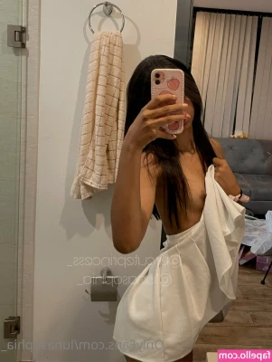 lunasophia_ [ lunasophia ] - A fully bare Mosh playing dolly 👀. Don't you know everyday is