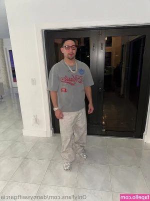 dannyswiftgarcia - Hey you down there….why don’t you cum up and have some fun 👅