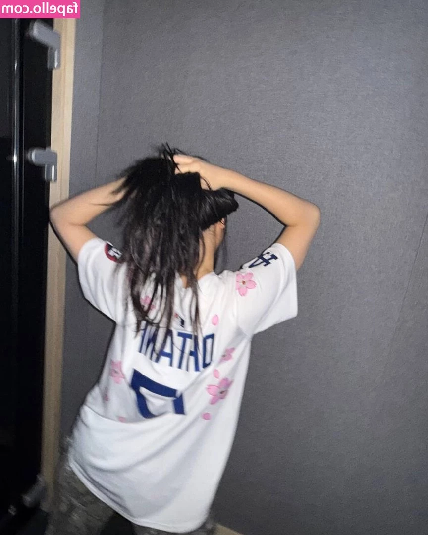Hanni Pham [ hanni-pham ] - Don t you want to see what s under my bra