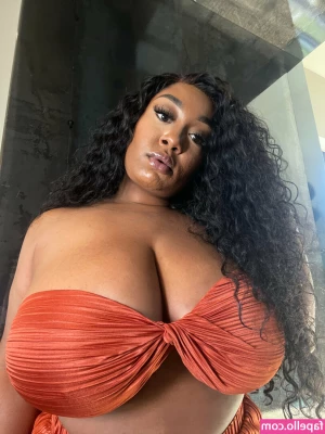 brittney_tonee [ brittney-tonee ] - Your favorite giantess in red