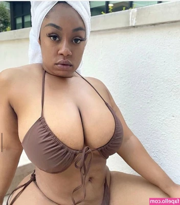 brittney_tonee [ brittney-tonee ] - Is behind a better view