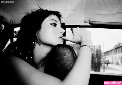Jella Haase [ jella-haase-1 ] - Just a fun little behind the scenes of one of my photoshoots    It