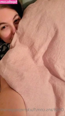 Fuckmepepperoni - Let's snuggle by the tree and stare at the lights ✨️