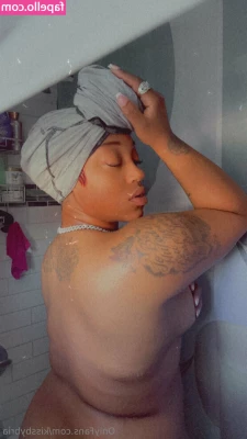 kissbybria - My ass is so huge  especially in this light