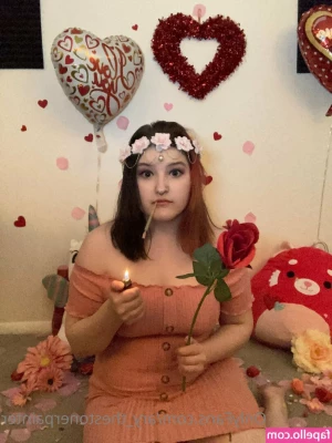 ary_thestonerpainter [ ary-thestonerpainter ] - Would you rather lick them or squeeze them  tell me my love