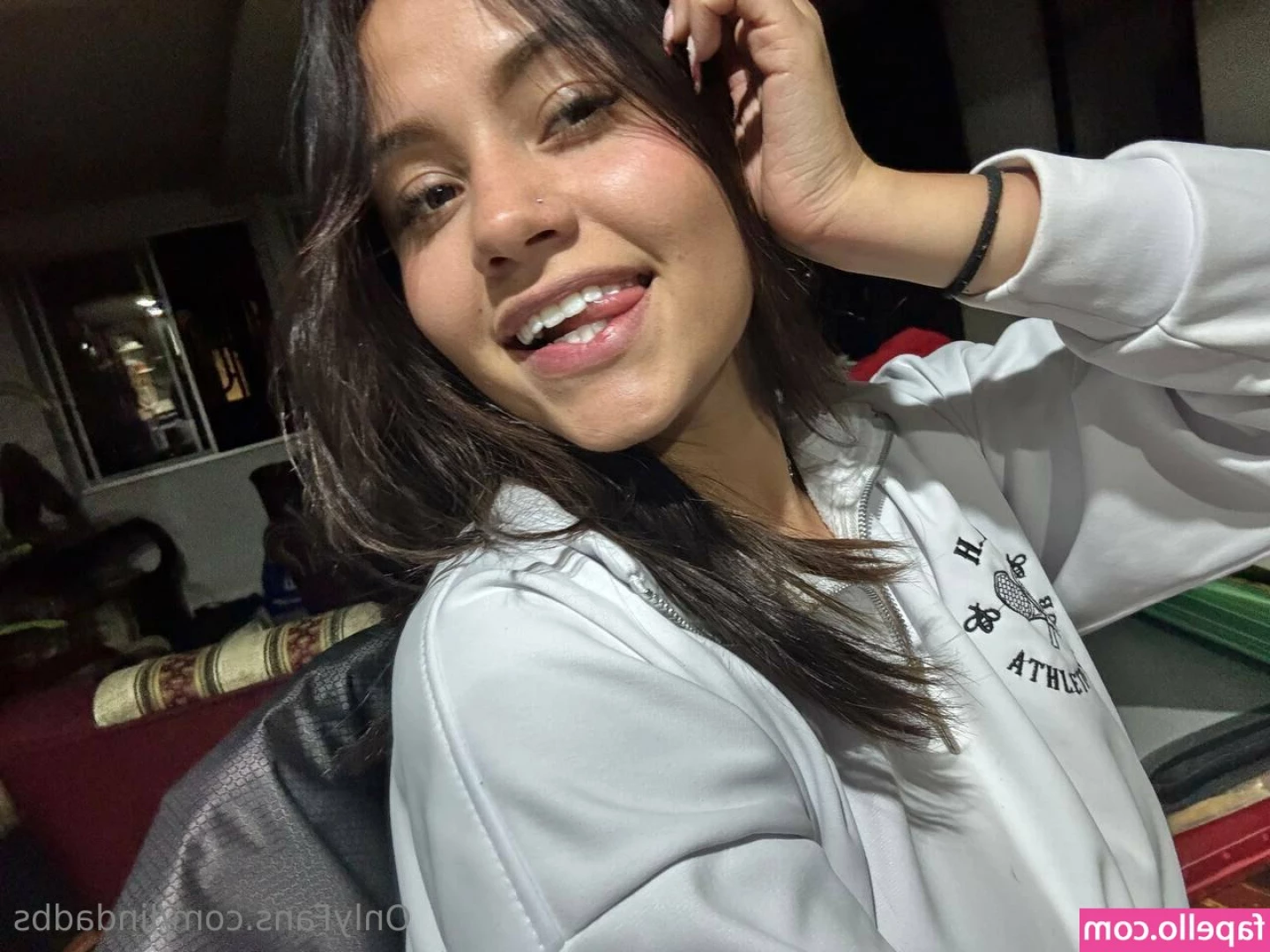 lindadbs - I have 4 nude underwater photos…. Want them?? I’ll send them out