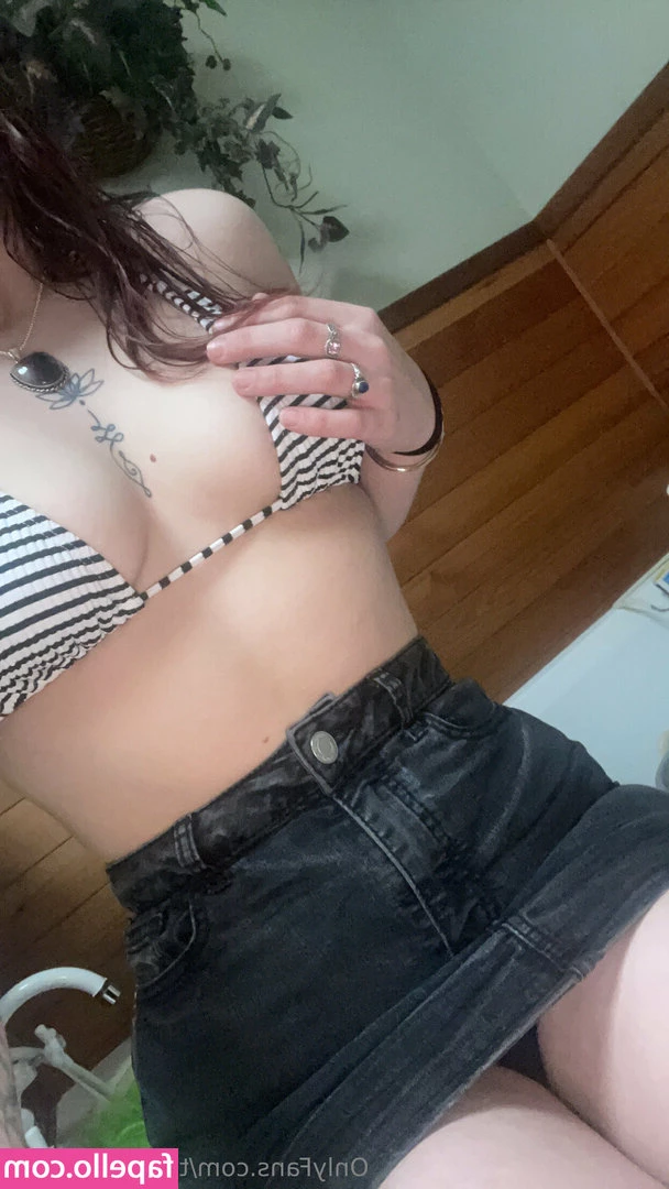 tahlita_wellsxo [ tahlita-wellsxo ] - If I want a handjob  I bring my slave to give it to me   I don t have