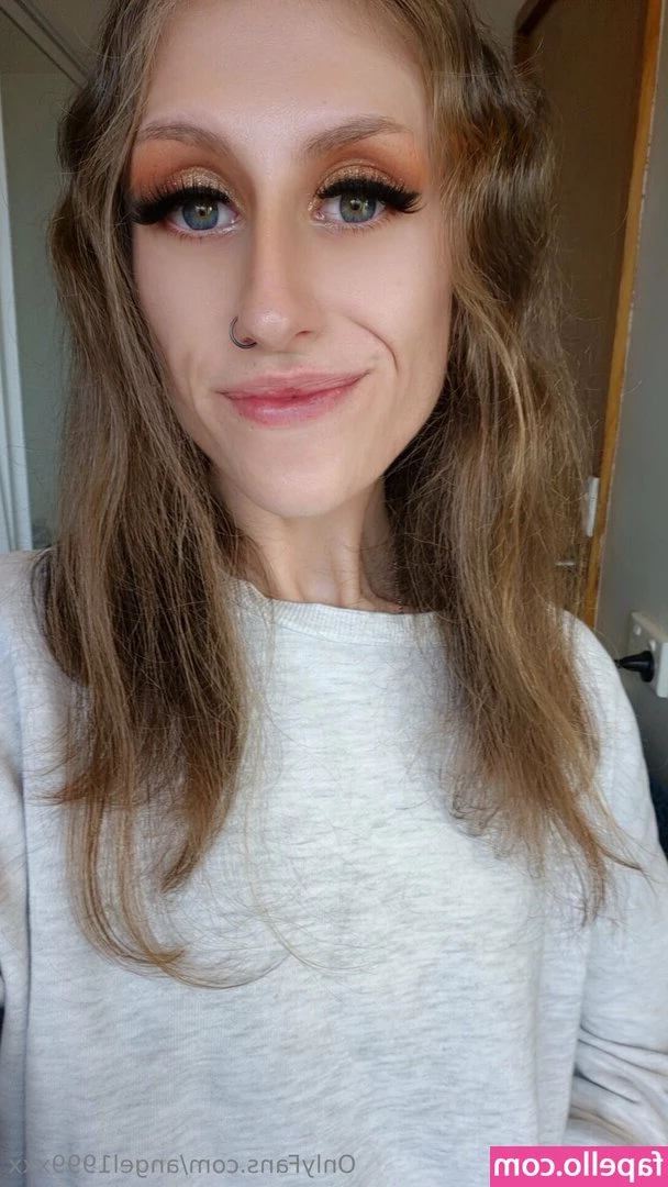 angel1999xxx - Just waking up! 😏 What are you up to? 🥵