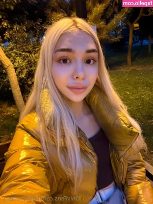 nancy_cherry [ nancy-cherry ] - Privatparty in Wien  Sklave wird von 3 Ladys als Fußbank benutzt