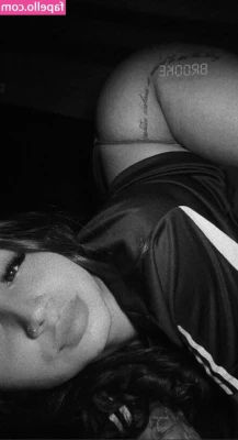 Brooke Barron [ brooke-barron ] - what’s goin on down there 👀😉