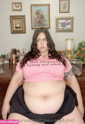 thickhungryhoney - Just me teasing in bed. Gonna start making Ppvs with partners soon.