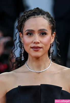 Nathalie Emmanuel [ nathalie-emmanuel ] - Can you pass me over a warming gel?