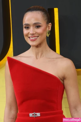 Nathalie Emmanuel [ nathalie-emmanuel ] - 15 minutter - Det er første gang jeg skal prøve klemmer på mine