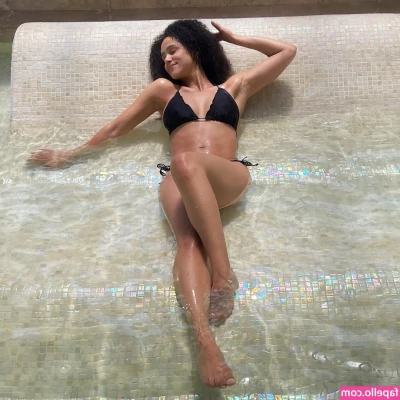 Nathalie Emmanuel [ nathalie-emmanuel ] - What flower do you associate me with and why