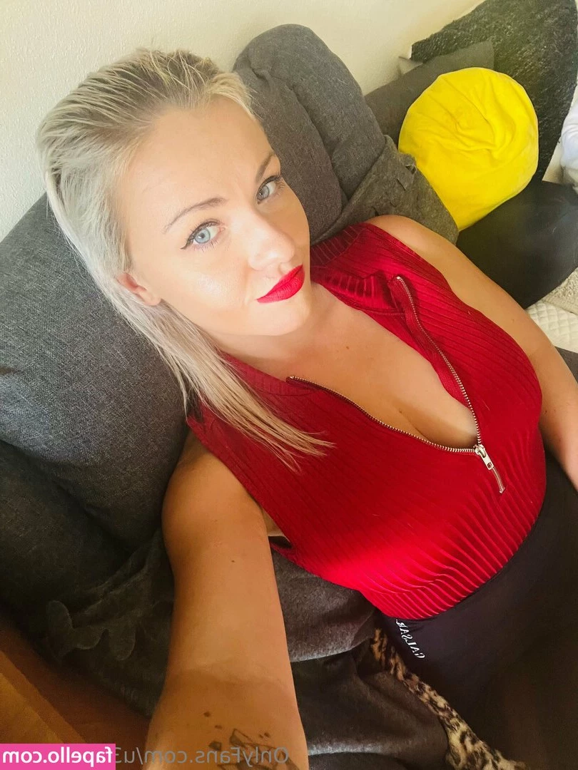 u322465402 - Besa entero rico este wn, se me ponía dura cads vez quebme besaba
