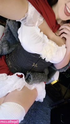 Ella_foxx [ ella-foxx ] - Relaxing and posing on the bed  feet and selfie in the mirror