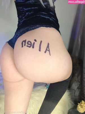 Ella_foxx [ ella-foxx ] - In the hotels jacuzzi sucking on my juicy tits  amp  dirty talking I