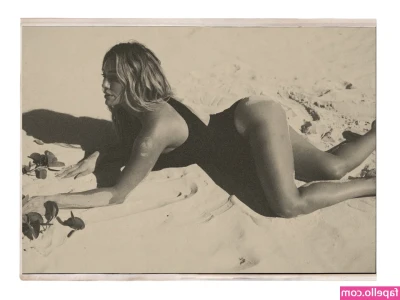 Hillary Duff [ hillary-duff ] - Just a few booty pics for you 🍑