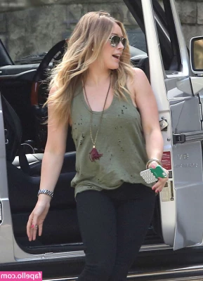Hillary Duff [ hillary-duff ] - Right in front of my kitchen window 🤫