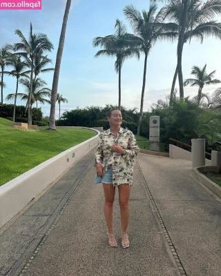 Hillary Duff [ hillary-duff ] - Wanna take a bite